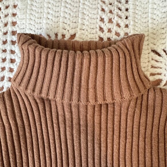 Cropped Turtleneck Ribbed Sweater - Picture 3 of 5